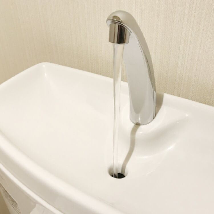イメージ:トイレが夜中に詰まってしまい有料で業者を呼ぶことに...